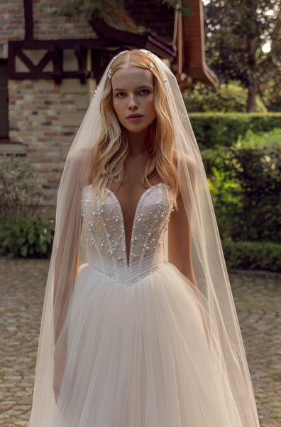 Vestido de novia estilo princesa sin tirantes y con velo y parte super