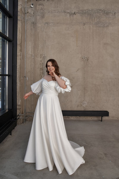 Vestido de noiva evasê com decote ilusão e ombro caído – HAREM's Brides