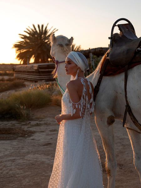 Robe de mariée en en satin à col haut avec bonnet en tulle