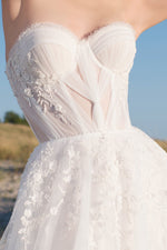 Vestido de novia evasé de tul con escote corazón y bolero