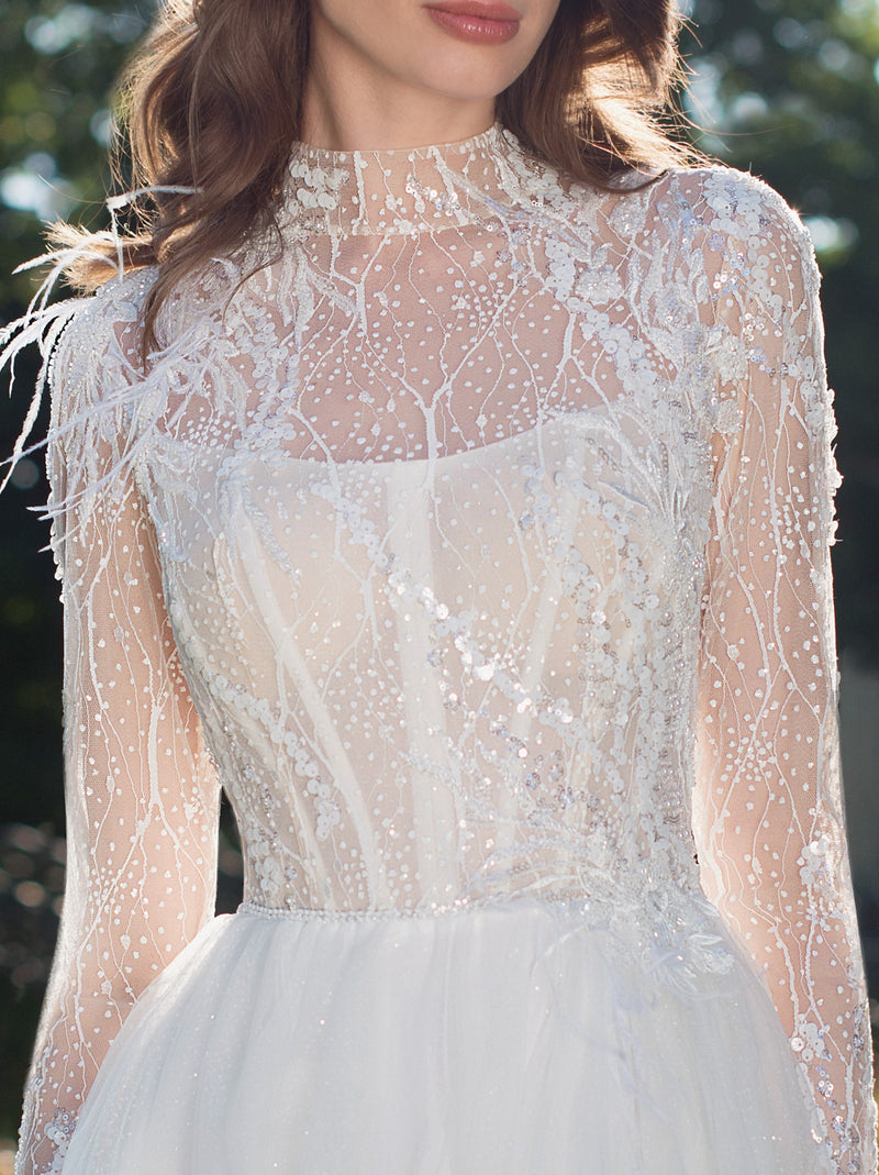 Vestido de novia de corte A con purpurina y mangas largas transparentes con cuello alto