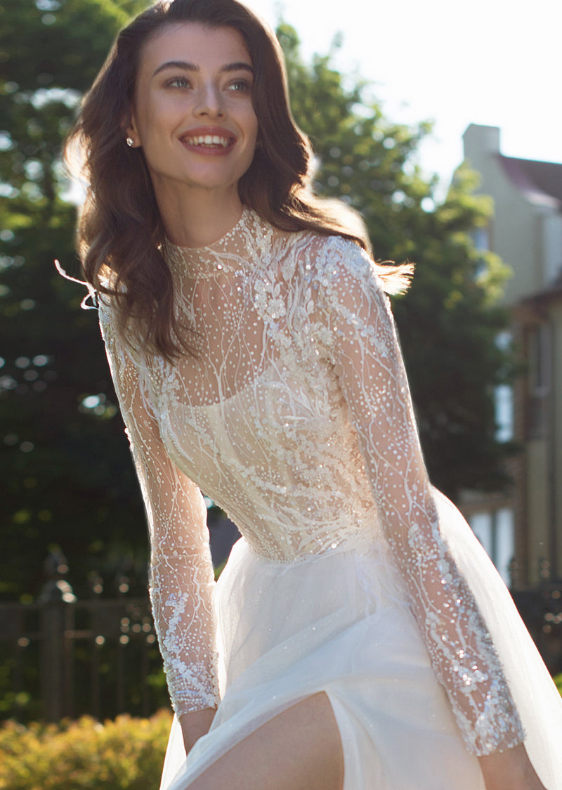 Vestido de novia de corte A con purpurina y mangas largas transparentes con cuello alto