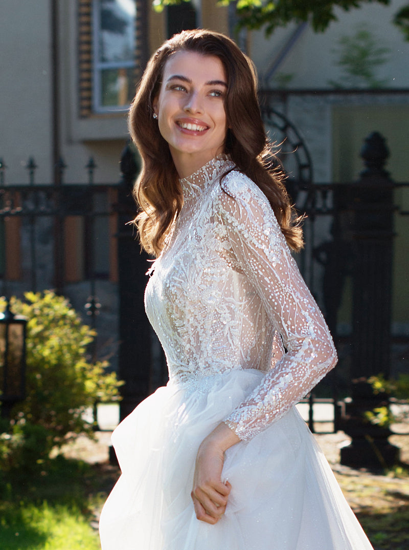 Robe de mariée trapèze à paillettes et manches longues transparentes