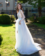 Vestido de novia de corte A con purpurina y mangas largas transparentes con cuello alto