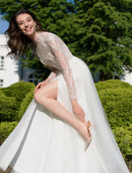 Vestido de novia de corte A con purpurina y mangas largas transparentes con cuello alto