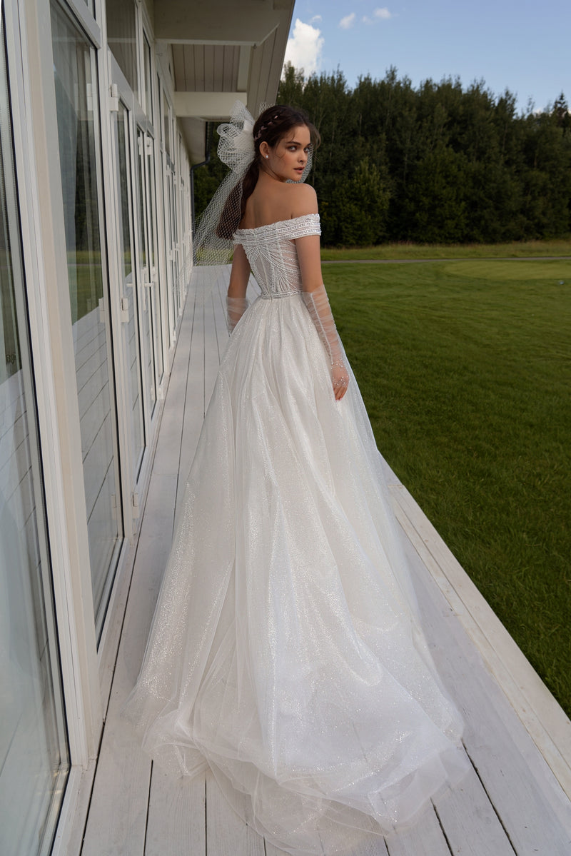 Exquisito vestido de novia de corte A con hombros descubiertos