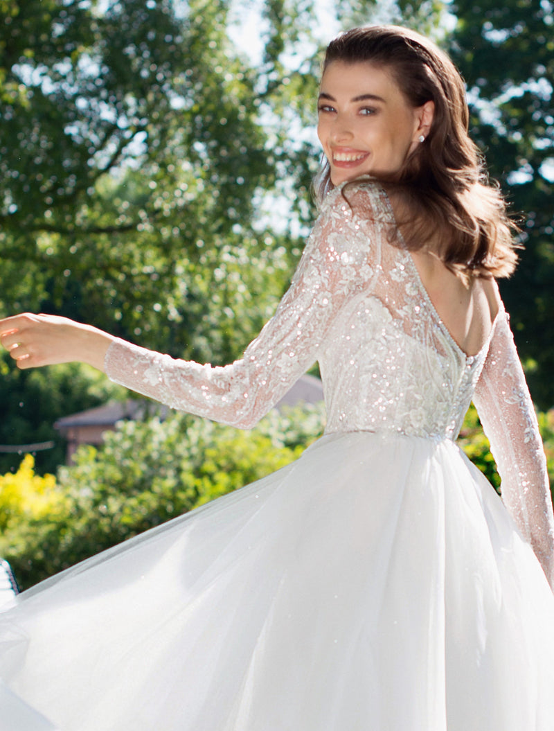 Vestido de novia con purpurina y cuello en V de manga larga