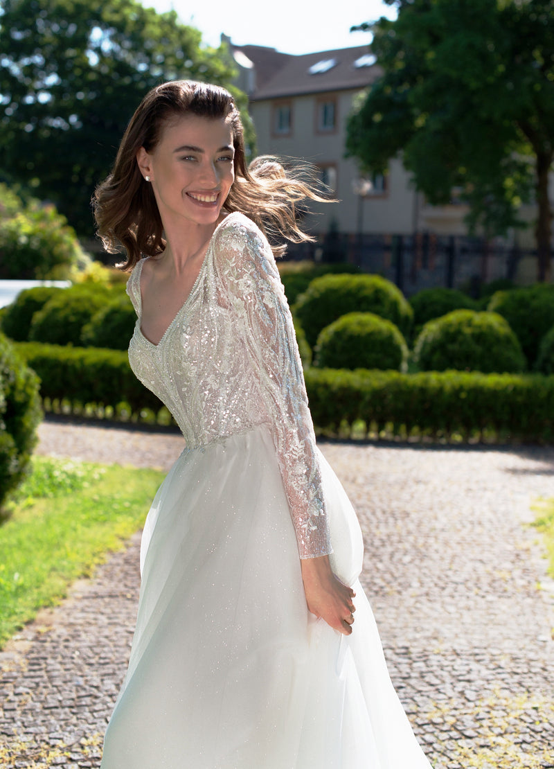 Vestido de novia con purpurina y cuello en V de manga larga