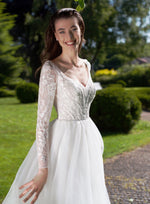 Robe de mariée pailletée à manches longues et col en V