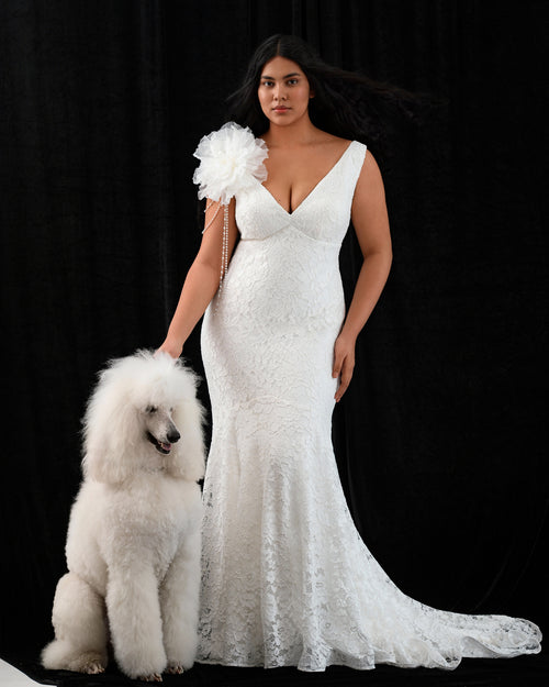 Robe de mariée sirène en dentelle à col en V avec détail d'épaule fleuri en 3D 