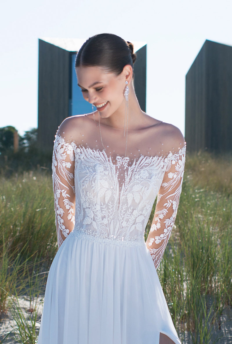 Robe de mariée trapèze à manches longues en dentelle transparente et à épaules dénudées avec fente