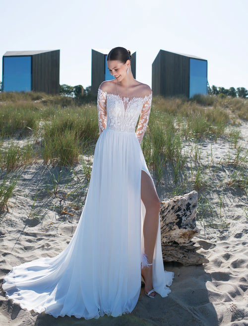 Robe de mariée trapèze à manches longues en dentelle transparente et à épaules dénudées avec fente