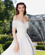Vestido de novia minimalista brillante con hombros descubiertos
