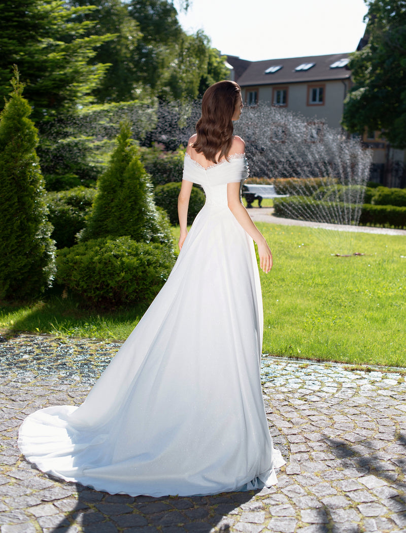 Vestido de novia minimalista brillante con hombros descubiertos