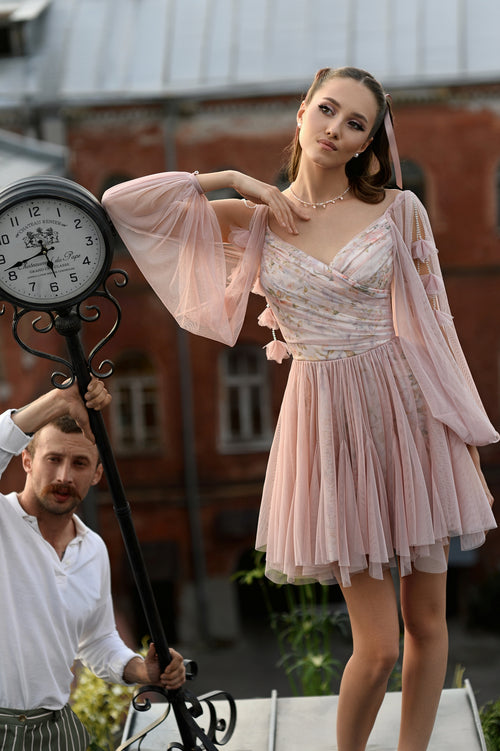 Mini-robe en tulle à manches longues
