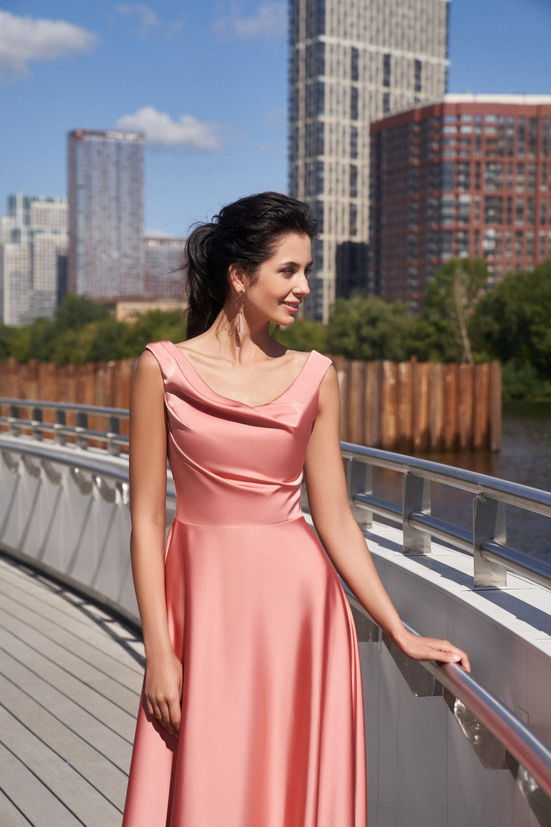 Vestido midi de seda con silueta de vuelo y escote cuadrado 