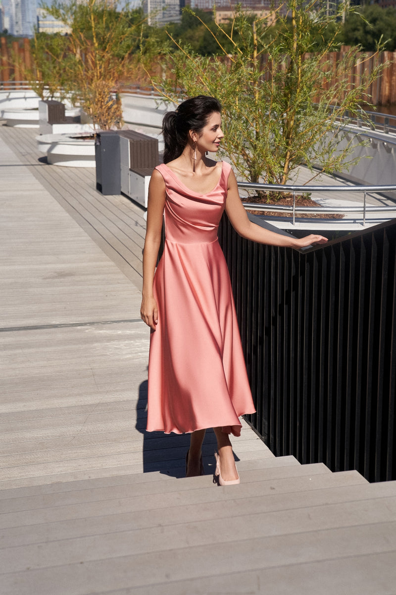 Robe midi en soie ajustée et évasée à encolure carrée 