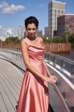 Vestido midi de seda con silueta de vuelo y escote cuadrado 