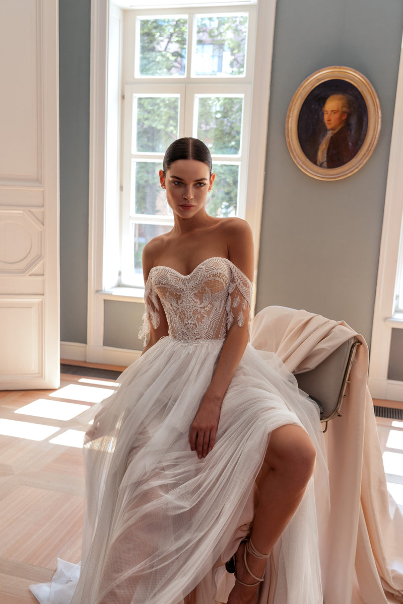 Vestido de novia bohemio de corte A con capas y mangas extraíbles