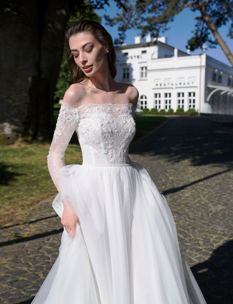 Robe de mariée trapèze à manches longues et épaules dénudées