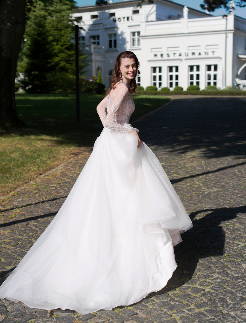 Robe de mariée trapèze élégante à manches longues et col illusion