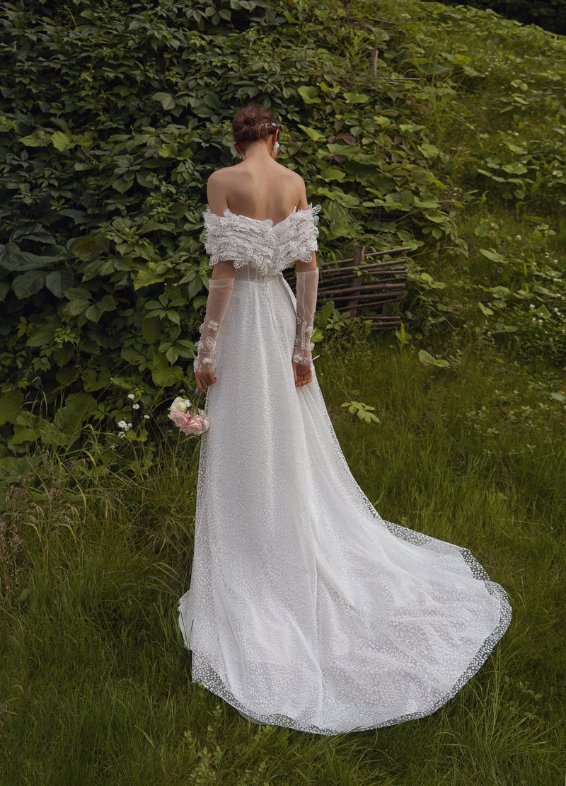 Robe de mariée pailletée à épaules dénudées et fente sur le devant