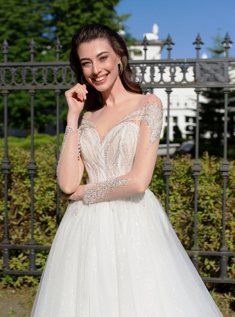 Vestido de novia de corte A con escote en forma de corazón y manga larga transparente con purpurina