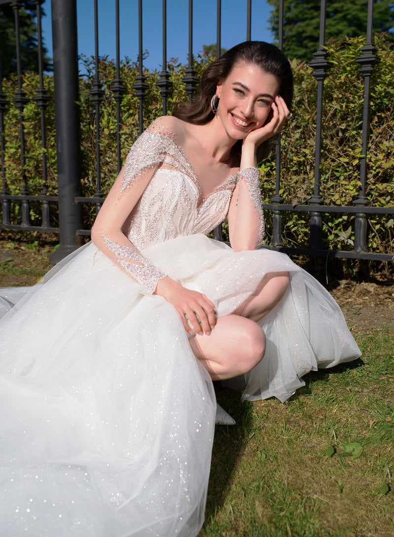 Vestido de novia de corte A con escote en forma de corazón y manga larga transparente con purpurina