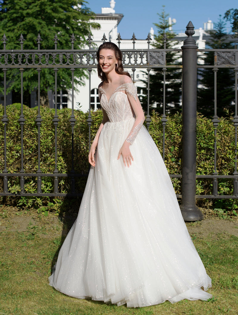 Vestido de novia de corte A con escote en forma de corazón y manga larga transparente con purpurina