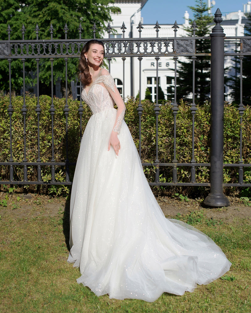 Vestido de novia de corte A con escote en forma de corazón y manga larga transparente con purpurina