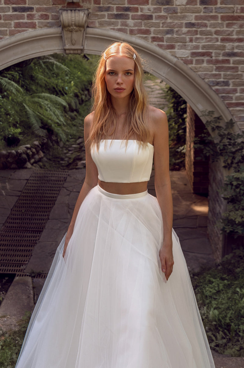2 in One: Two-Piece Top and Skirt Wedding Dress with Stunning Removable Cover Dress EU40 2 in One: Two-Piece Top and Skirt Wedding Dress with Stunning Removable Cover Dress EU40