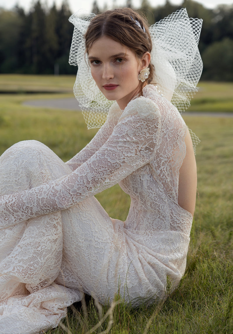 Vestido de novia de encaje sirena con cuello alto y manga larga con espalda abierta