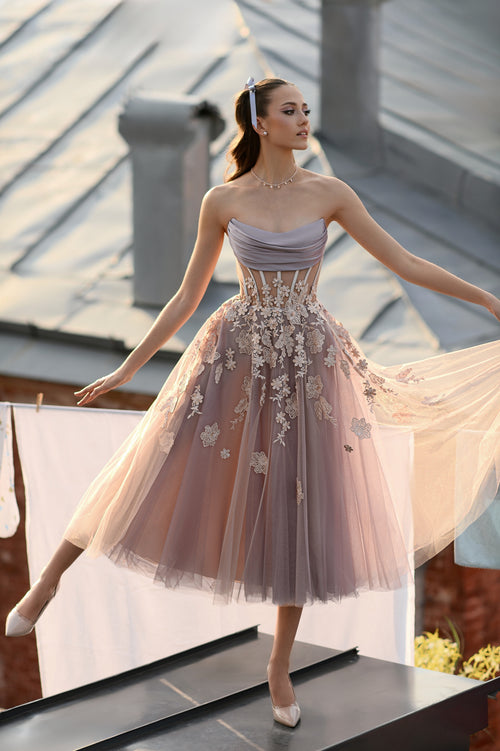 Robe mi-longue sans bretelles avec détails de fleurs 3D