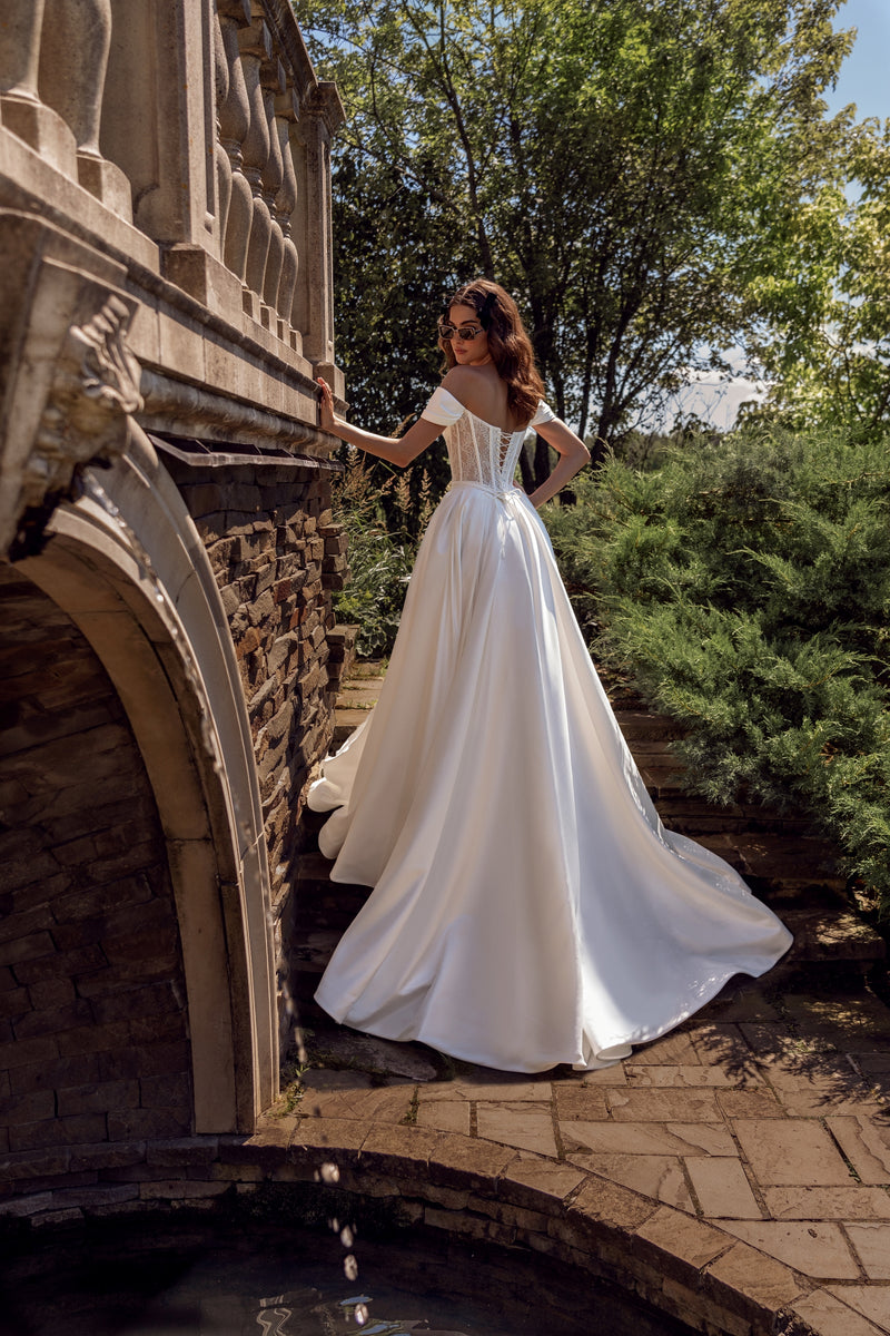 Off-Shoulder A-Line Corset Wedding Dress with Long Train EU40 Off-Shoulder A-Line Corset Wedding Dress with Long Train EU40