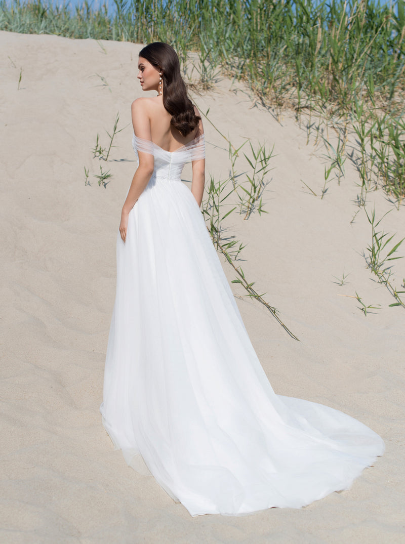 Vestido de novia de corte A con hombros descubiertos