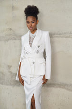 Vestido branco de seda brilhante com decote frente única e jaqueta