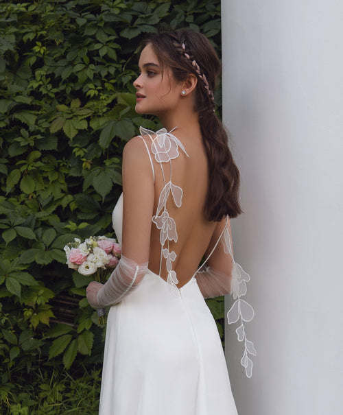 Vestido de novia de seda con cuello en V y tirantes finos sexy con decoración
