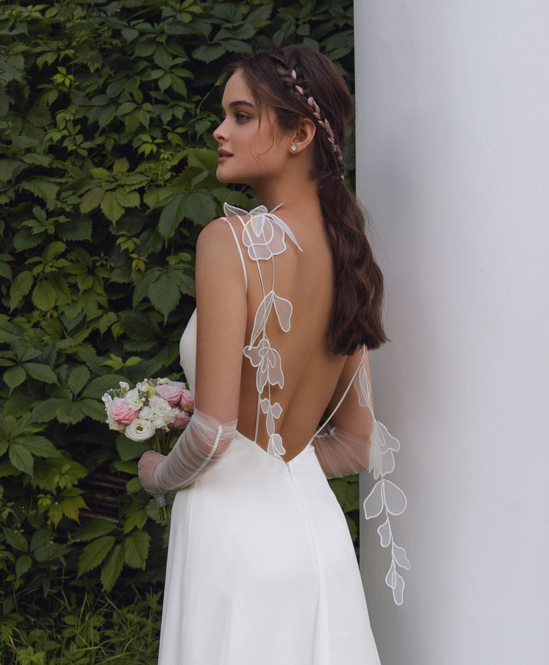 Sexy Spaghetti Strap V-Neck Silk Wedding Gown with Decoration