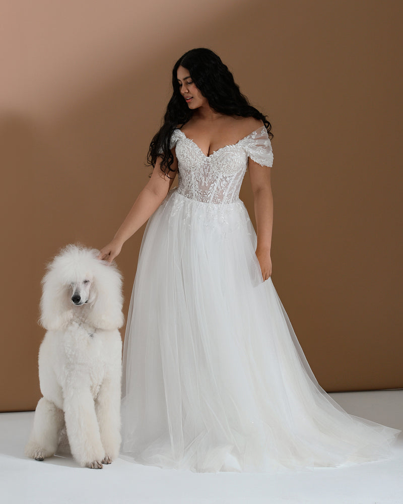Romantic Off-the-shoulder A-Line Bridal Gown with Lace Sweetheart Bodi HAREM's Brides Romantic Off-the-shoulder A-Line Bridal Gown with Lace Sweetheart Bodi HAREM's Brides