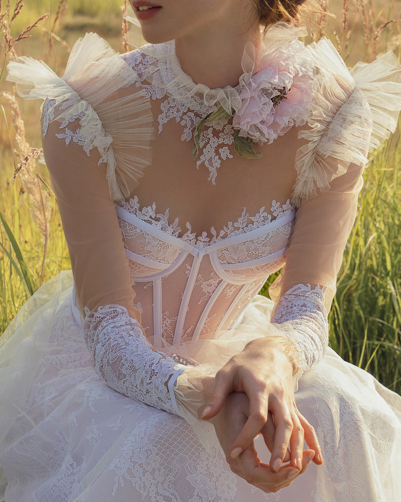 Exquisito vestido de novia de manga larga transparente con escote corazón