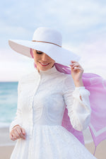 Vestido blanco modesto de cuello alto con estampado floral bordado 