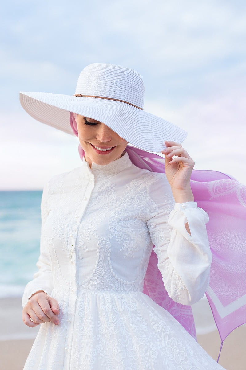 Vestido blanco modesto de cuello alto con estampado floral bordado 