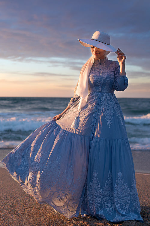 Vestido modesto azul de manga larga con cuello alto y estampado floral bordado 