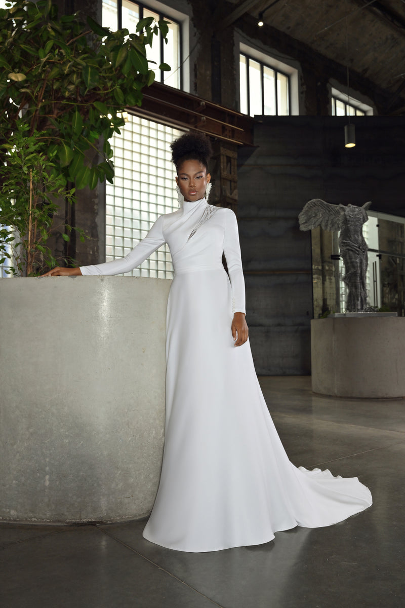 Robe de mariée minimaliste modeste à col haut et manches longues avec traîne longue