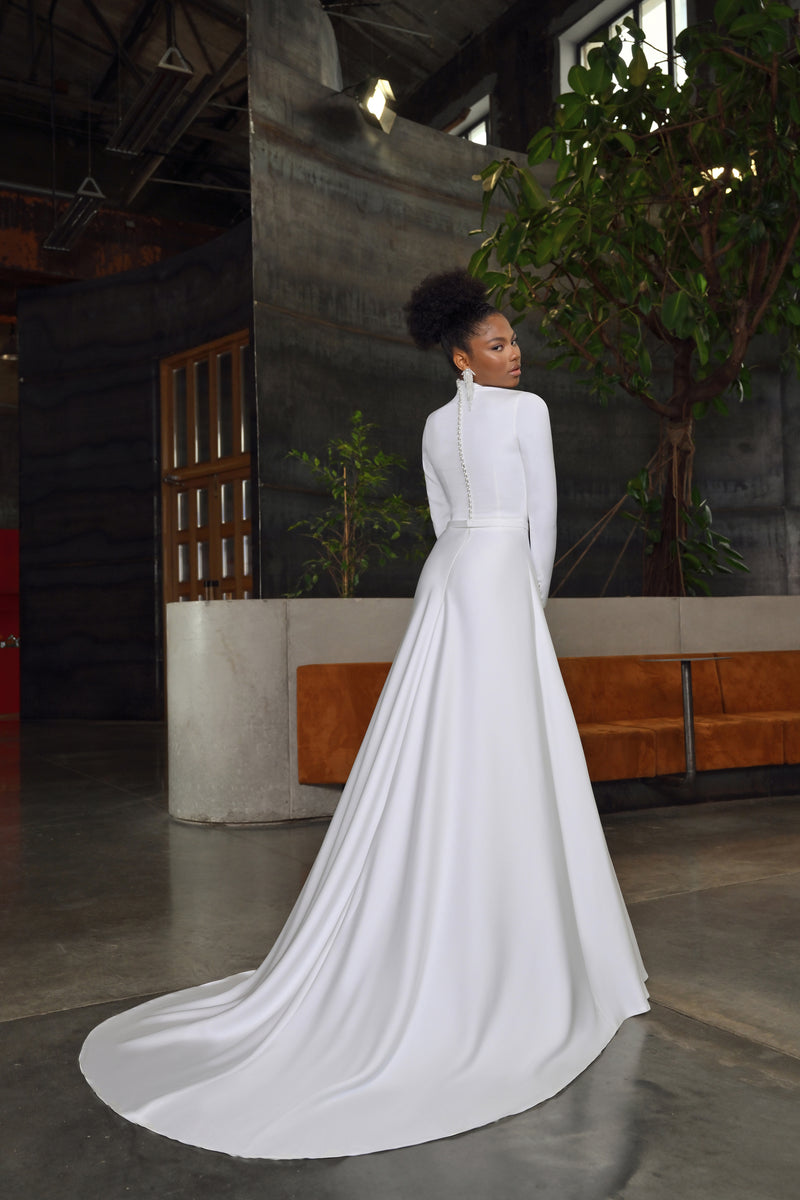 Robe de mariée minimaliste modeste à col haut et manches longues avec traîne longue