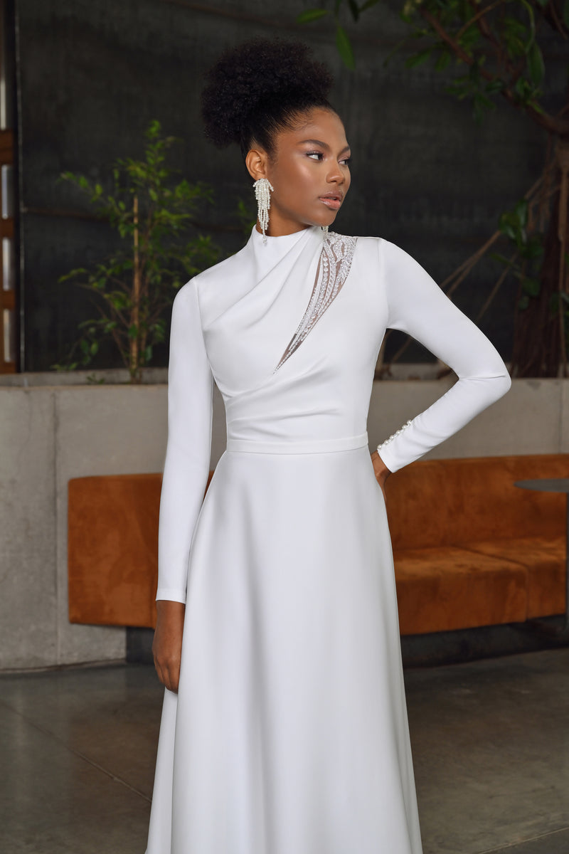 Robe de mariée minimaliste modeste à col haut et manches longues avec traîne longue