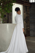 Vestido de noiva minimalista modesto com gola alta e manga comprida com cauda longa