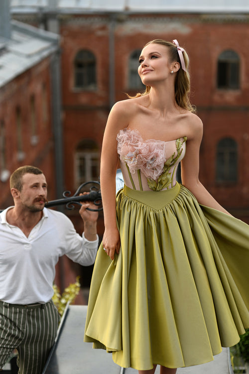 Robe mi-longue sans bretelles avec corset à fleurs 3D