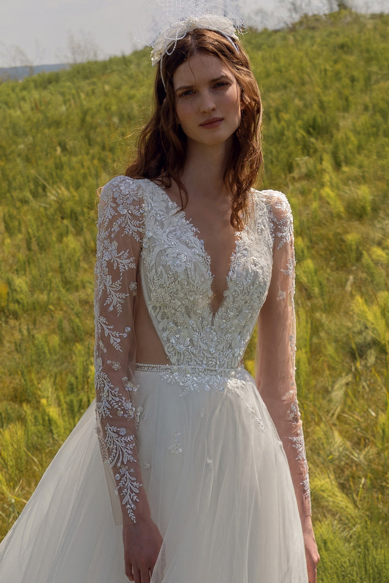 Robe de mariée trapèze à manches longues et col en V