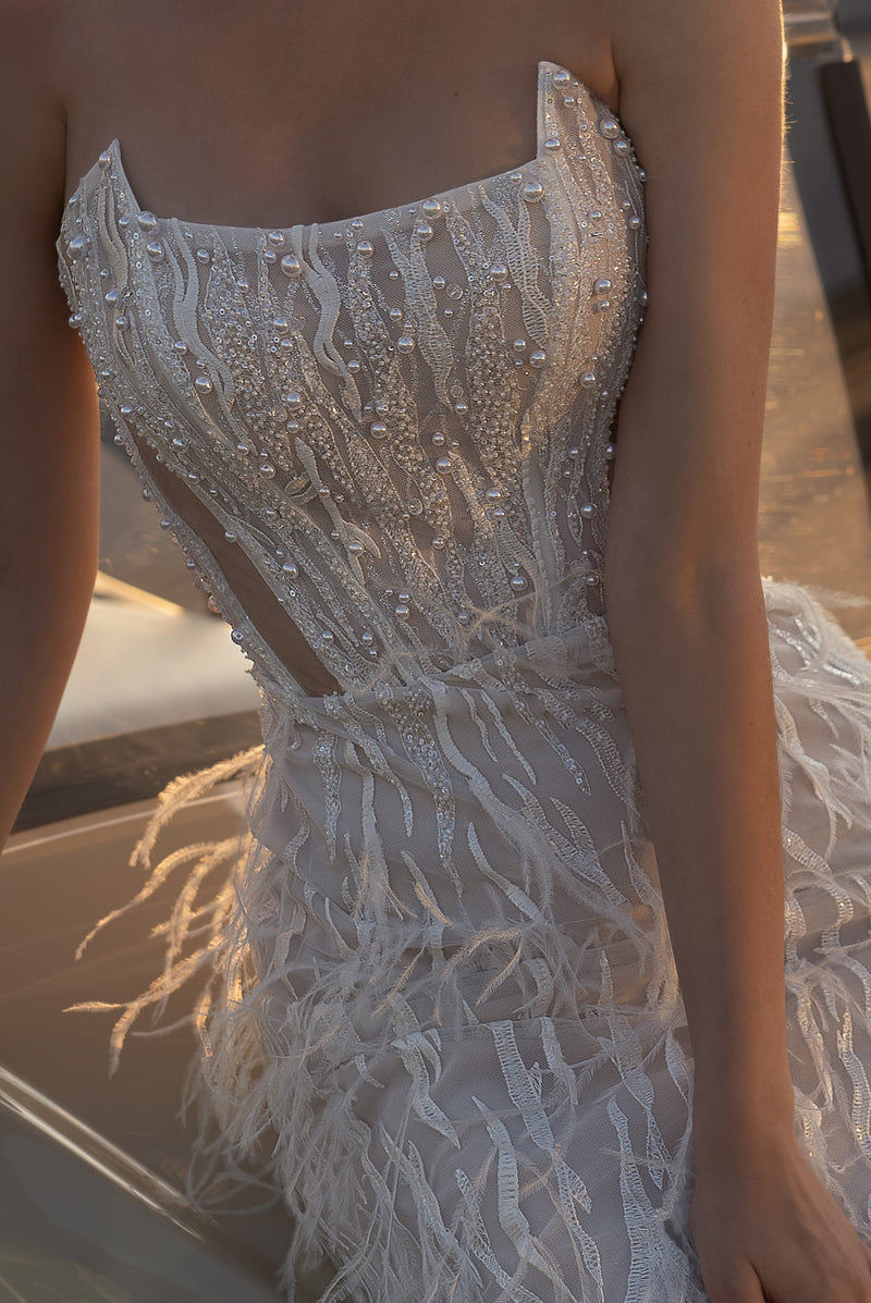 Vestido de novia perlado con flecos sin tirantes